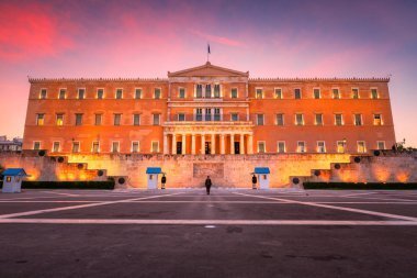 Ξεπερασμένοι πολιτικάντηδες, λαϊκιστές και τελικά εχθροί της χώρας!